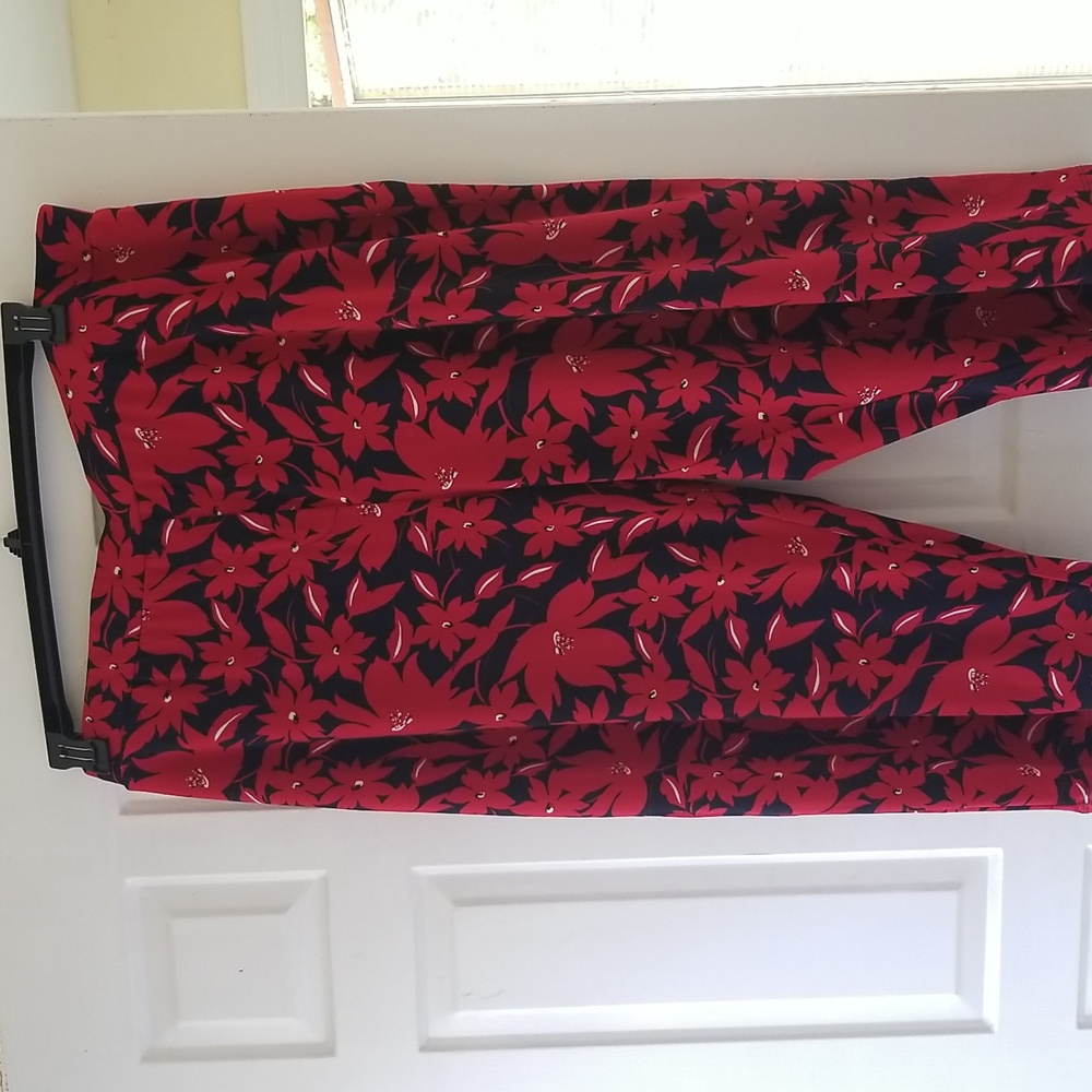 SUSAN GRAVER Size 1X capris, red and blue, floral design, wide leg capri